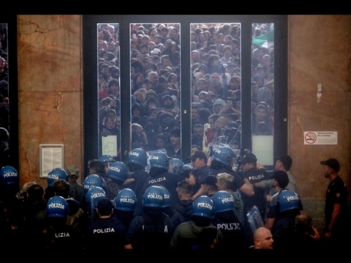 Polizia disperde i manifestanti a Milano con i lacrimogeni