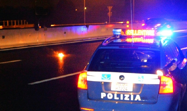 Scende dall'auto in panne, travolto e ucciso da pirata della strada