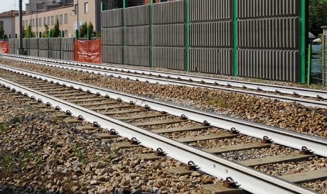 Si sdraia sui binari, un ventenne lo convince a desistere