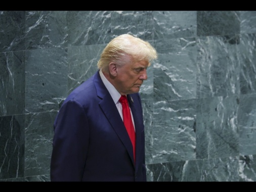 Trump, 'Ue imbarazzante, non compri petrolio dalla Russia'