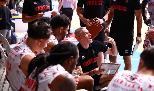 Un timeout di Ioannis Kastritis durante il match con Cremona (foto Alberto Ossola)