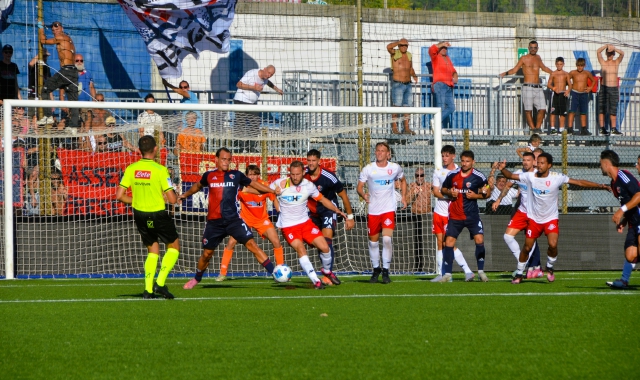 Contro la Cairese servirà una prova perfetta da parte della difesa del Varese capitanata da Bruzzone: i biancorossi cercano la prima vittoria in casa (foto Ezio Macchi)
