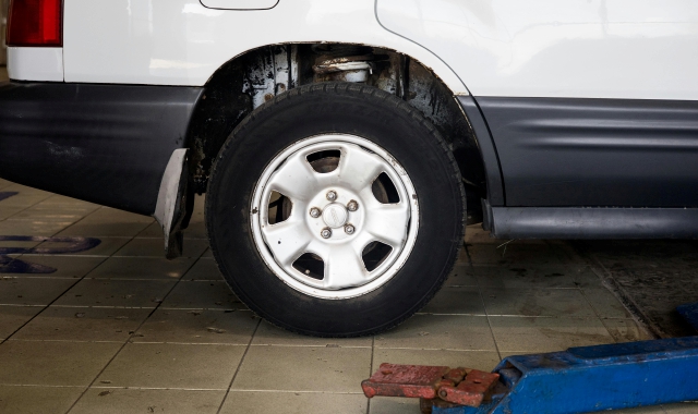 Il giovane stava controllando un malfunzionamento al furgone (foto Archivio)