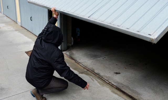 Nell’ultimo colpo sono stati aperti i box del condominio (foto Archivio)