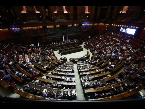 Protesta Pd-Avs-M5s, occupato emiciclo e banchi governo