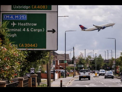 Cyberattacchi ad aeroporti europei, un uomo arrestato in Gb