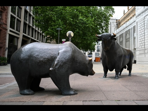 Borsa: Europa contrastata, sale Wall Street, Milano -0,2%