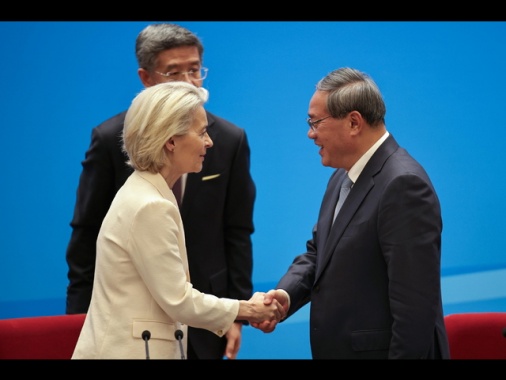 Ue a Cina, 'usi la sua influenza su Mosca per i negoziati'