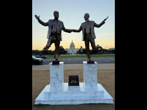 Rimossa anzitempo la statua di Trump e Epstein sul Mall