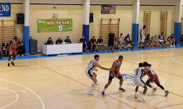 Varese umiliata: -54 contro Tortona