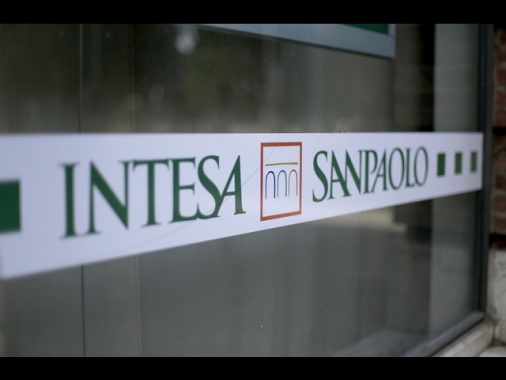 Fitch alza il rating di Intesa Sanpaolo ad A-