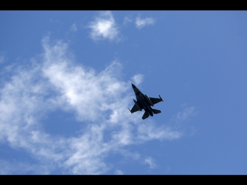 Usa intercettano aereo russo vicino Alaska, inviano F-16