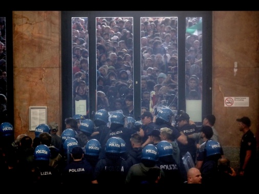 Scontri a Milano, domiciliari per 2 studenti minorenni