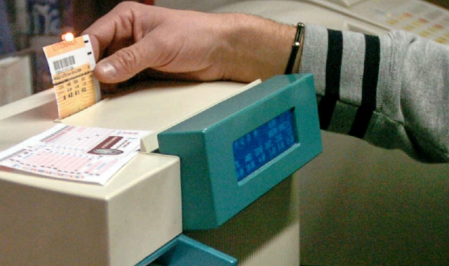 L’avvocato Giorgio Ferrari, che con la collega Sara De Micco e altri legali collabora ormai da vent’anni con Azzardo e nuove dipendenze, parla di una decina di casi al mese di giocatori che chiedono aiuto al suo studio 