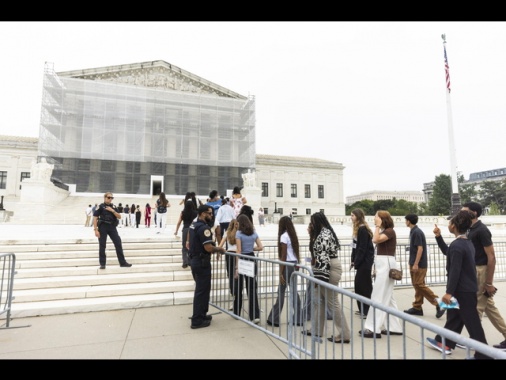 Corte Suprema autorizza Trump a congelare aiuti esteri