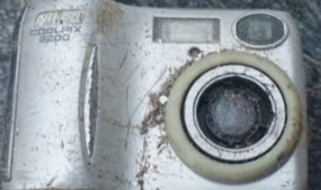 La macchina fotografica ritrovata in buone condizioni sulla vetta a 2.193 metri