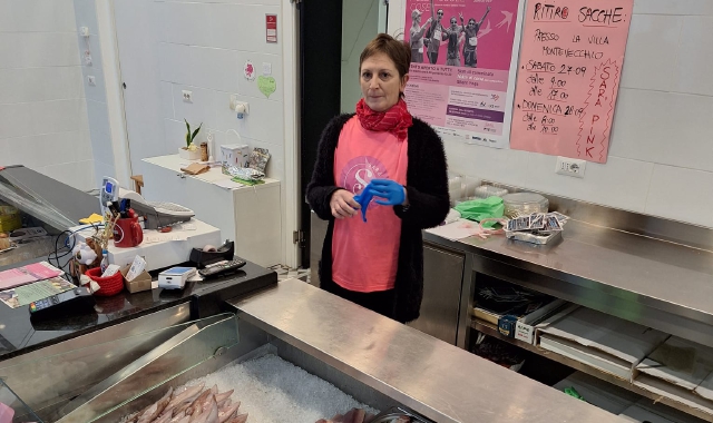 Simonetta Pasquale dietro al banco della sua pescheria
