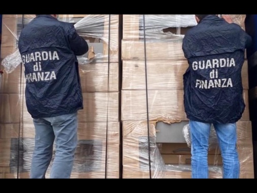 In un bunker la più grande fabbrica clandestina di sigarette