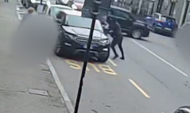 Il momento dell’agguato all’auto della vittima