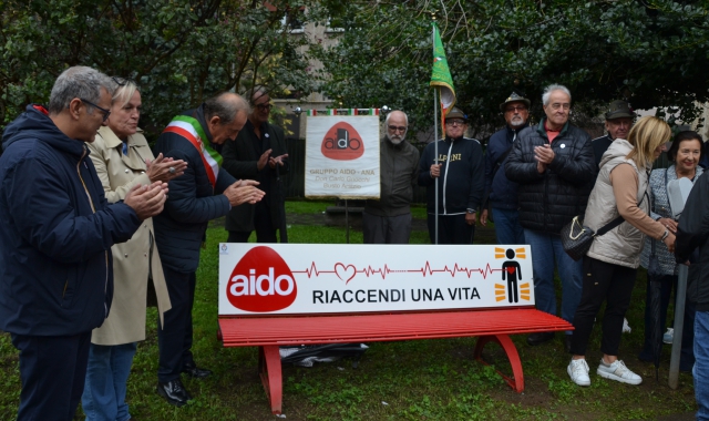 La panchina Aido collocata di fronte a Palazzo Gilardoni