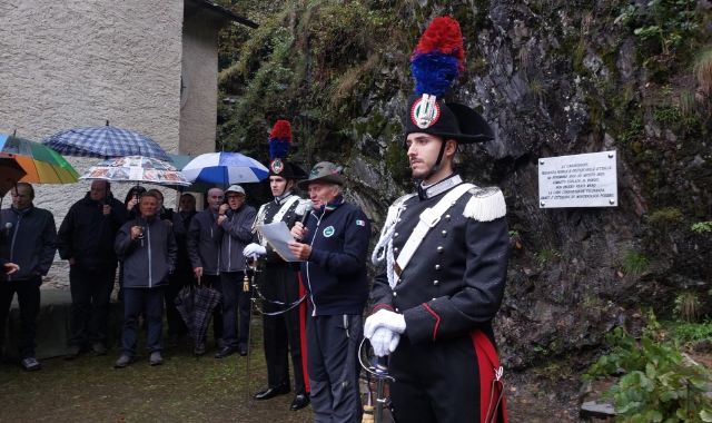 La cerimonia di inaugurazione della targa in onore dei carabinieri e del loro lavoro nel borgo