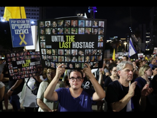 Migliaia di israeliani in piazza a Tel Aviv per la pace a Gaza