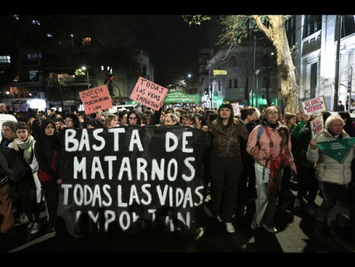 Triplo femminicidio a Buenos Aires, migliaia scendono in piazza