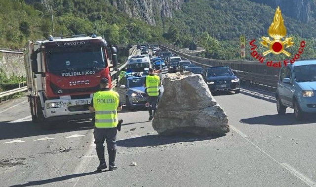 Cadono massi nel Lecchese, sul posto il Drago