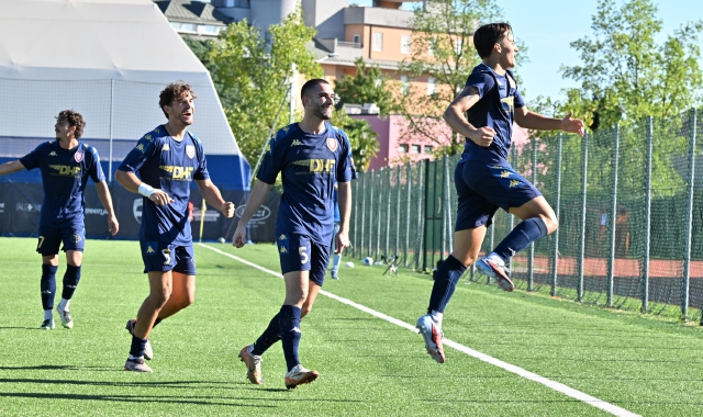 L’esultanza del Varese per la vittoria sul campo del Club Milano a Pero (foto Domenico Ghiotto - Agenzia Blitz)