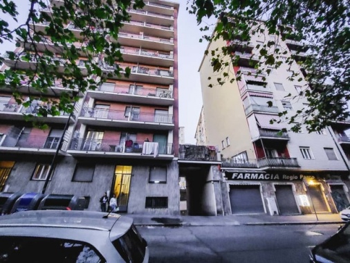 È grave un bimbo caduto dal balcone a Torino