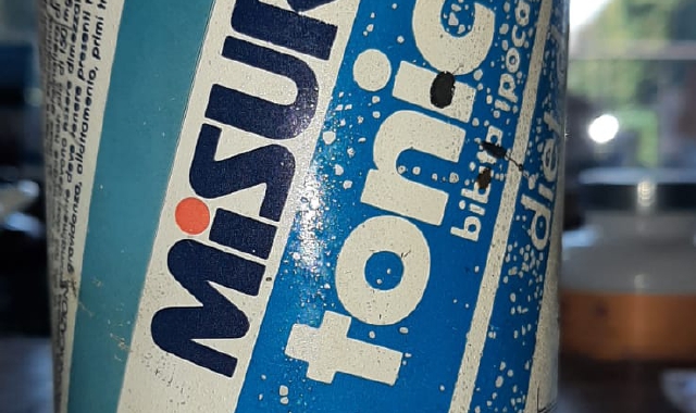 Dal lago riaffiora una lattina degli anni Ottanta