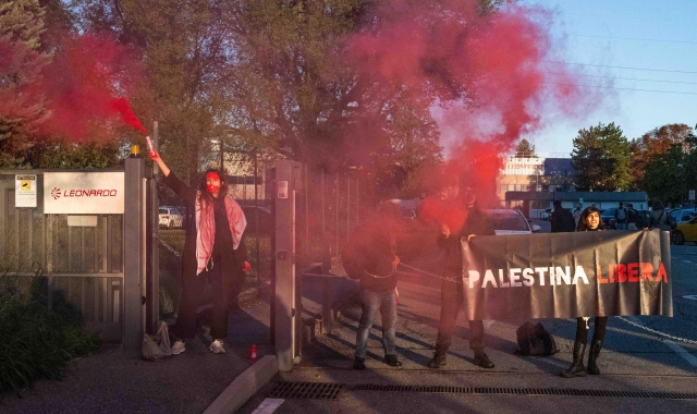 La protesta delle attiviste al cancello della sede Leonardo a Inveruno