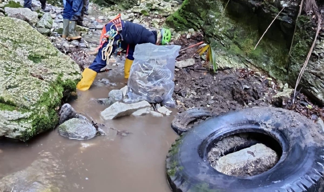 La pulizia del Rio di Mezzo a Comerio ha restuituito anche la ruota di un camion