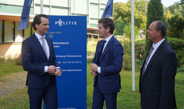 Matteo Bianchi (al centro) durante la visita alla Polizia olandese