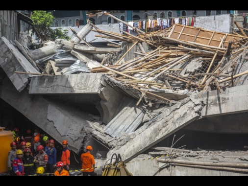 Crolla scuola in Indonesia, 3 morti e 38 intrappolati