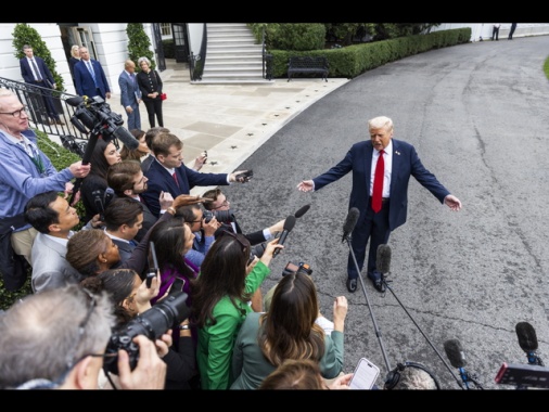 Trump firma dazi su mobili e legname, dal 10% al 25%