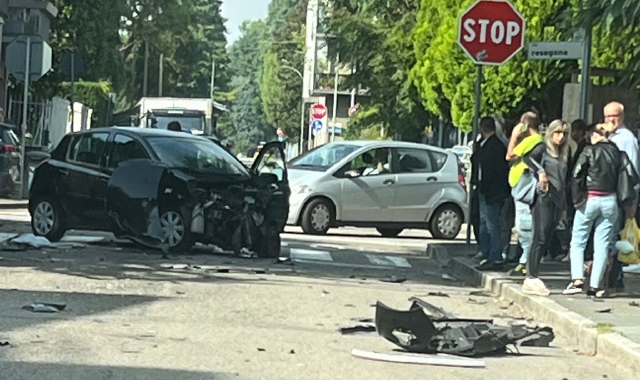 Lo schianto, il ferito, la fuga a piedi: caccia al pirata della strada