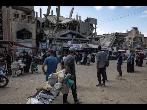 Hamas a Reuters, 'esaminiamo piano, scelte amare comunque'