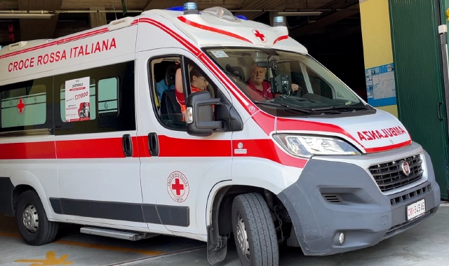 Travolto da camion in retromarcia: morto 77enne