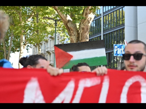 Devastate Officine Torino, domani Bezos e Von der Leyen