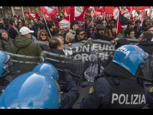 Nuovi scontri a Bologna, lacrimogeni verso manifestanti