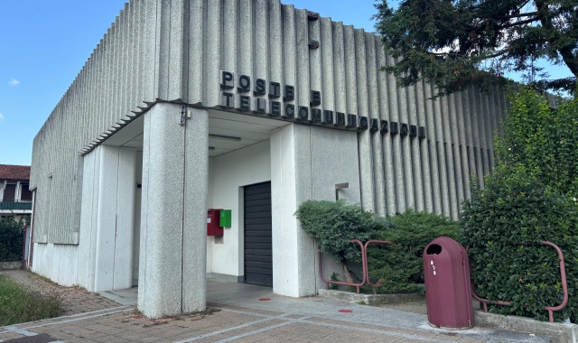 L’ufficio postale di Gorla Maggiore resterà chiuso agli utenti per cinque mesi. Sotto, il sindaco Pietro Zappamiglio esprime tutto il suo disappunto per non esserne stato neanche informato (Redazione)