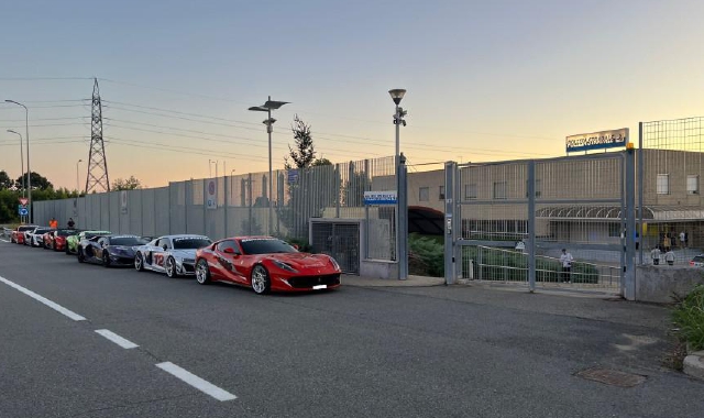 Sfida a 230 all’ora lungo la A4. Via le patenti