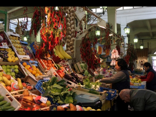 Rallenta il potere d'acquisto, sale risparmio delle famiglie