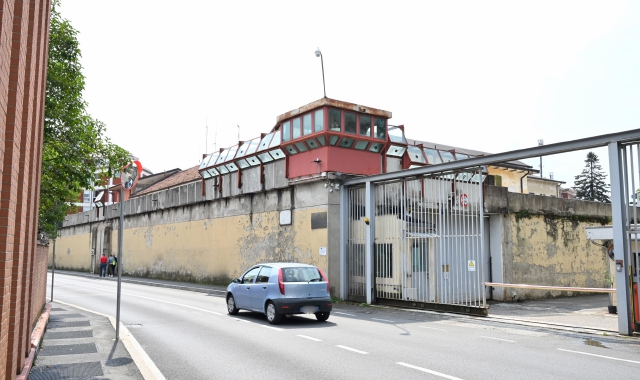 Il presidio non autorizzato si era svolto a ridosso del carcere varesino dei Miogni