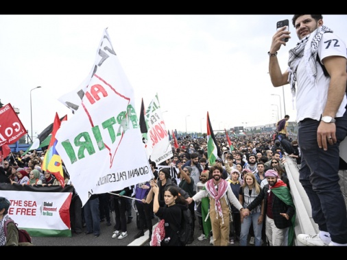 A Milano sassi contro Polizia che risponde coi lacrimogeni