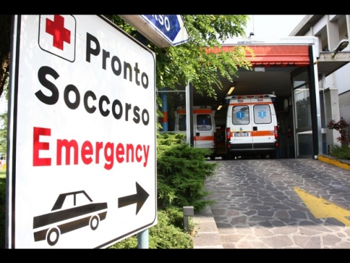 Ferita con 3 colpi pistola e lasciata fuori ospedale, morta