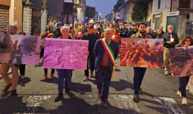 La fiaccolata ha attraversato le strade di Samarate. In testa il sindaco Alessandro Ferrazzi