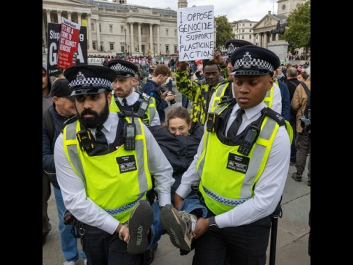 Stretta della polizia britannica sui cortei, limiti a pro-Pal