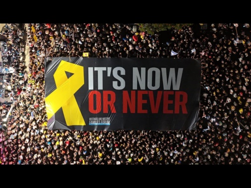 Trump posta foto folla di israeliani con slogan 'ora o mai più'